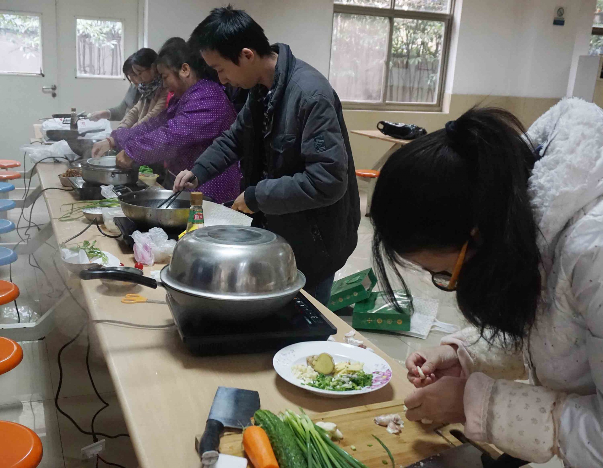 
                            魚火相逢，互展廚技，共烹友旺情！