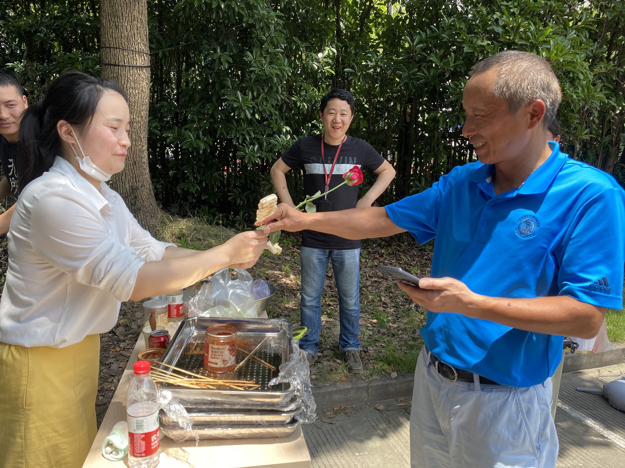 
                            地攤VS公益——我公司開展“義賣集市，友旺喊你來擺攤啦”活動